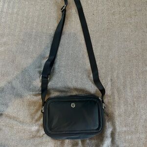 Lululemon cross body camera bag